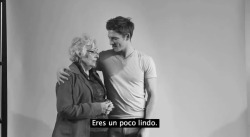 se-escribe-danii:  Este es un fragmento de un video en el que personas homofóbicas conocen y abrazan a hombres y mujeres gays. Esta fue una de mis partes favoritas.  