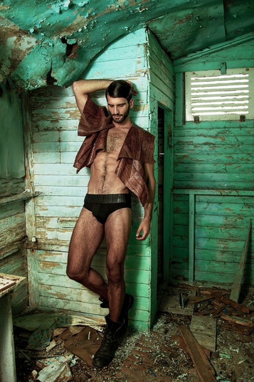 todohombres:  Mixalis Kampourakis Este hombre me tiene enamorado! Está buenísimo! 
