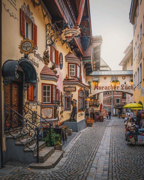 Servus, Kufstein! 🇦🇹
This pretty little place is not far from the german border and the historic alley Römergasse reveals the charming past of the fortress town.
What are your favorite places in Austria? (hier:...