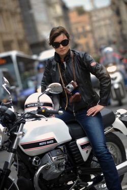 caferacergirls:  www.caferacergirls.com 