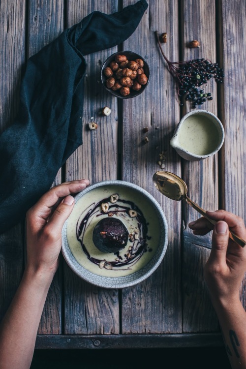 sweetoothgirl:  POACHED PEARS IN ELDERBERRY JUICE WITH HOMEMADE VANILLA SAUCE  