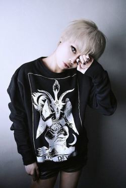 bombisbomb:  Uni KILLSTAR Tarot Sweater: £37.99