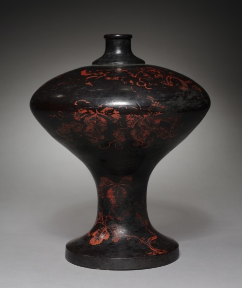 cma-japanese-art: Sake Flask, 1500s, Cleveland Museum of Art: Japanese ArtThe grape design painted o