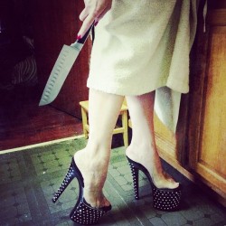 Clearheelwhores:  Foodforbears:  Doin Some Dishes #Stripperheels #Knife #Goodmorning