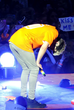 sassylouiis:  Niall after getting hit in his bad knee by something thrown on stage, Amsterdam - 25th June 2014 