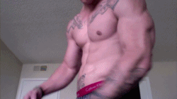 gym-punk-jock-nerd:   GUNS &amp; ABS  This guy def. belongs on cam!!! Comfortable, sexy &amp; loves to show off! I&rsquo;d pay to see more!