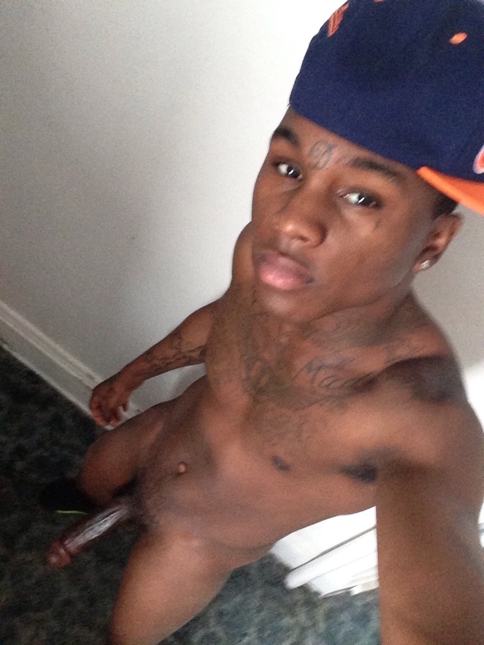 imchillnjustchilln:  Sup witchu?  Instagram: outta_control_dayday Twitter: @dayday_bigghead