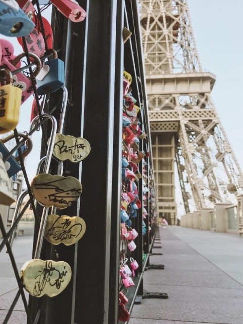 voonbora: each of the SISTAR’s members locked a signed padlock in the love bridge of macau ( locatio