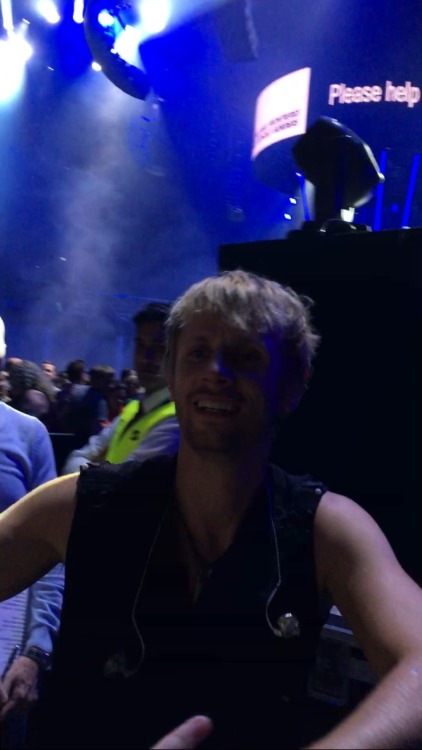 panic-at-the-station:Look at that smile!