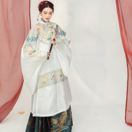 hanfugallery: chinese hanfu by 宴山亭 The second set of hanfu depicts the mythical Chinese beast called