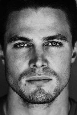 puphawaii:  Stephen Amell  Kiss me…..kiss