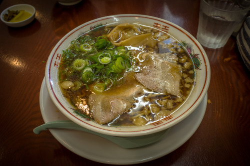 尾道で尾道ラーメン。「丸ぼし」さん。職場の近くにある尾道ラーメンとは違い和風といった感じであっさり食べやすい。美味しかったです。