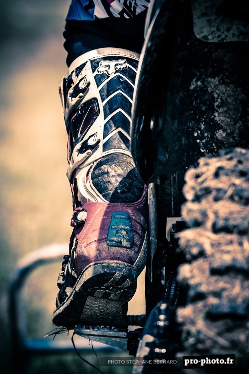 go-dirtbikes-girls:  as soon as that gates down!! IM GONE!! 