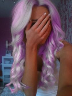 theleeallure:hairchalk:  This lilac and silver hair will probably leave you flabbergasted.   I keep thinking about going silver with my hair (and then adding in accent colours)