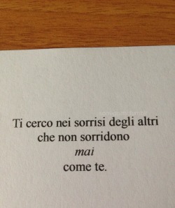 sorreggimi:Non sorridono mai come te.