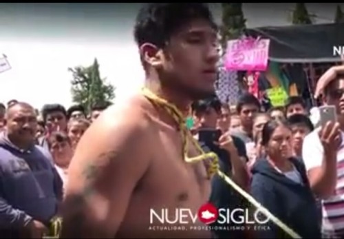 chicosguaposlindos:  Detienen y Desnudan a un Ladrón de celular