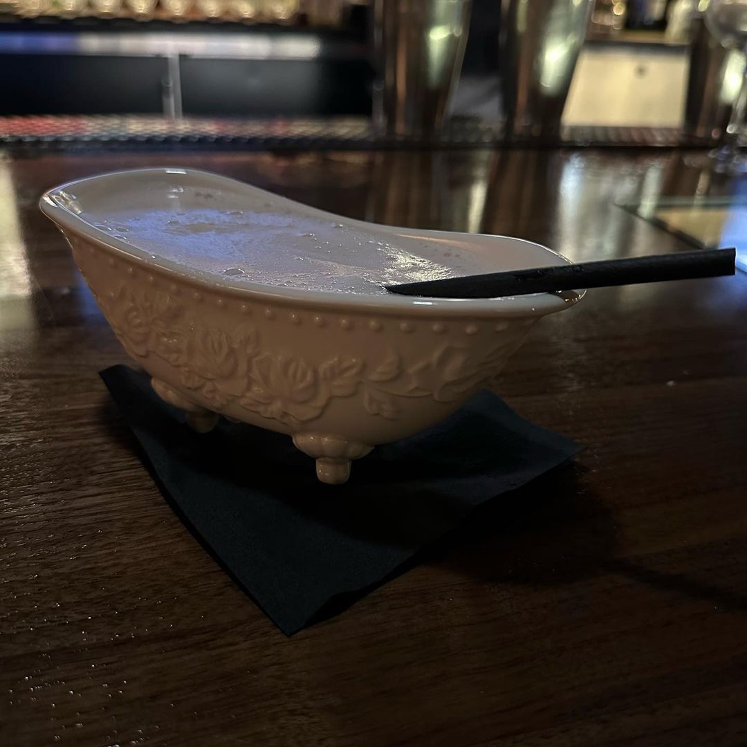 Next time you’re in Vegas, visit @themobmuseum and be sure to hit the speakeasy in the basement. Order the sloe gin fizz, which comes in its own bathtub! (And tell ‘em Swierczy sent ya.) (at The Mob...