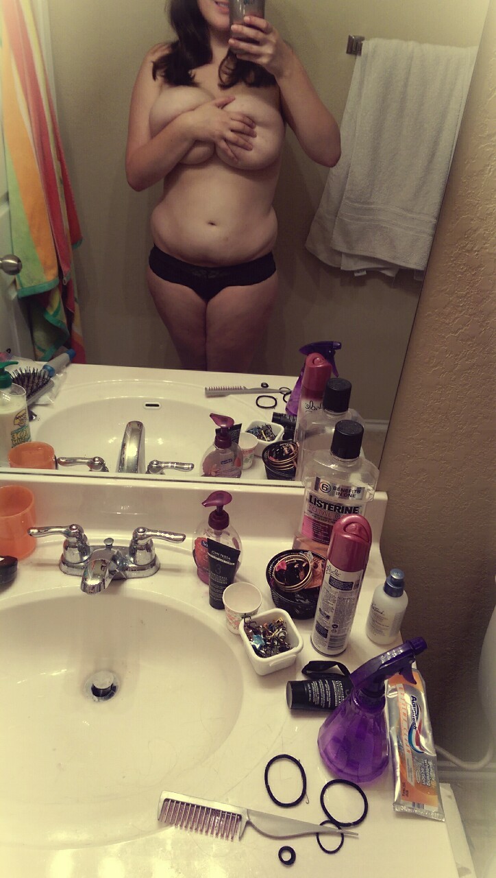 chubbyselfiequeen:  I feel like my hips lie, there’s no ass behind me. 