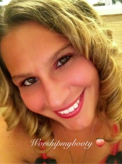 worshipmybooty:  Flashing that Colgate Smile!