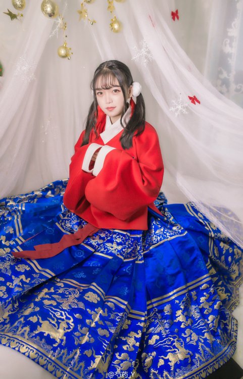 ziseviolet: Christmas-themed Hanfu collection from 她说-汉家衣裳, featuring a red reindeer-print top (Ao/袄