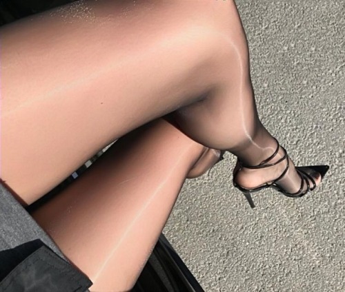 ffcubanheel:Very beautiful and sexy classy silky sheer nylon legs ❤️