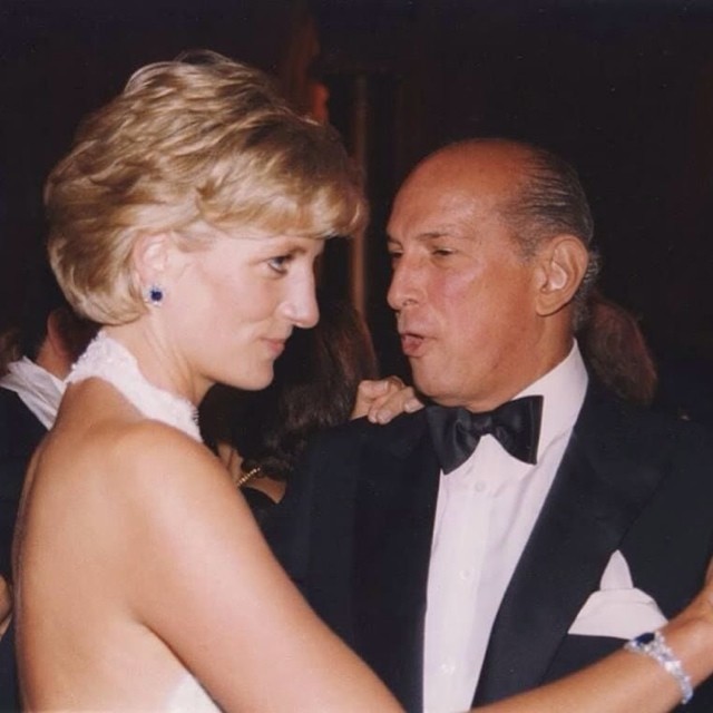 Photograph taken on September 25, 1996. Princess Diana dancing with Oscar de la Renta at a Gala in Washington D.C.
Happy 82nd Birthday, Mr. Óscar Arístides de la Renta Fiallo. I fell in love with his collections since 2006!
How to describe Mr. de la...