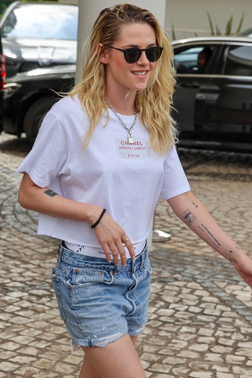 ▸  Kristen Stewart outside the Martinez hotel 