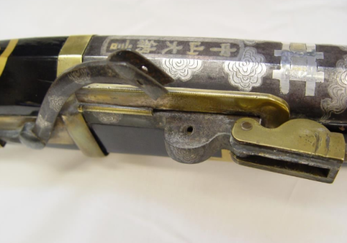 Ornate gold and silver decorated Japanese matchlock with Royal Guard crest, 18th or 19th century.fro