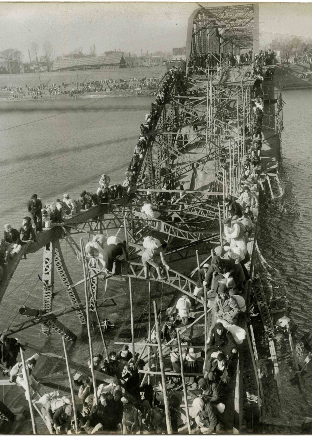 historicaltimes:   Residents of Pyongyang crawl perilously over shattered girders