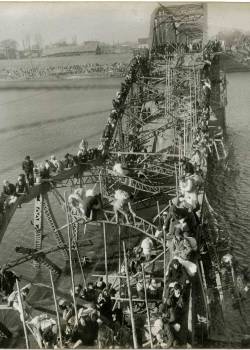 Historicaltimes:   Residents Of Pyongyang Crawl Perilously Over Shattered Girders