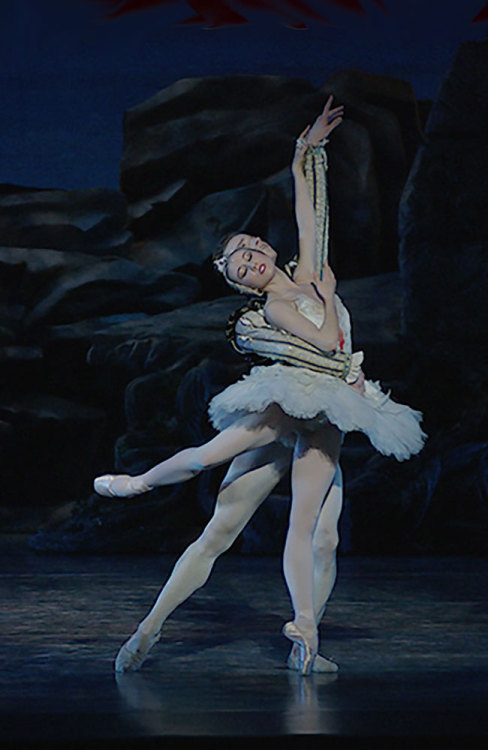 Isabella Boylston and Alban Lendorf in Swan Lake, American Ballet Theatre, June 2017. © Ezra Hurwitz