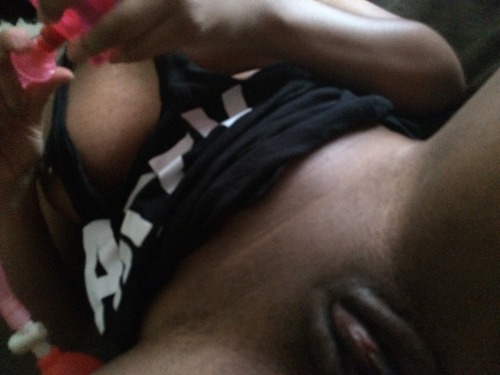 bigclitblackwomen:  nastyhanz:  💦🔥  Wide phat lip pussy is the best