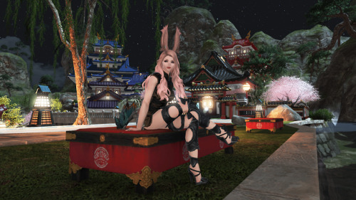 Just chilling outside my house in Kugane feeling fab in my new dress~ ❤I am so happy they made this 