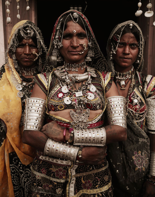 non-westernhistoricalfashion:  yagazieemezi:   “For almost 1,000 years, the Rabari have roamed the deserts and plains of what is today western India. It is believed that this tribe, with a peculiar Persian physiognomy, migrated from the Iranian