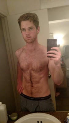 andy9483: love-chest-hair:  Got broken up with. Feeling like lumbersexuals don’t exist …. http://bit.ly/1NPuFKl  Such a cute body! 