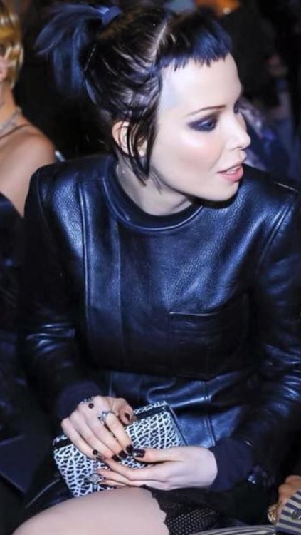 caelestica:Alice Glass // Alexander Wang 02.14.15OMG Brooke in the background !!!