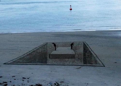 asylum-art:  Amazing 3D Sand Drawings Give Beach a New Dimension by Jamie Harkins on Facebook New Zealand artist Jamie Harkins and his fellow artist friends transform the beaches of Mount Maunganui into eye-popping works of art with their amazing 3D sand