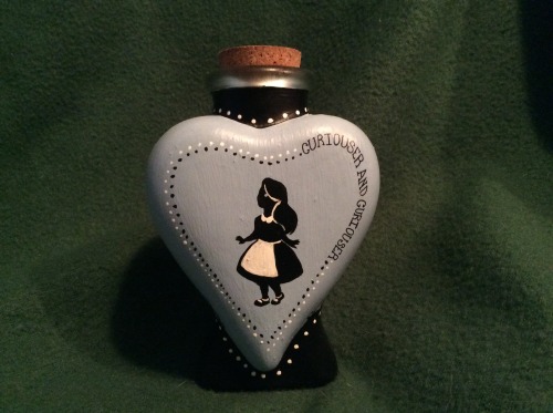 thelittlestpurplecat:SHOP FEATURE: Hand Painted ‘Alice in Wonderland’ BottleThis hand pa