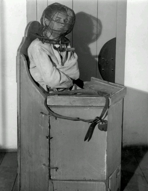 figuresss:A children’s chair from the lunatic room in a Dutch hospital room / 1938