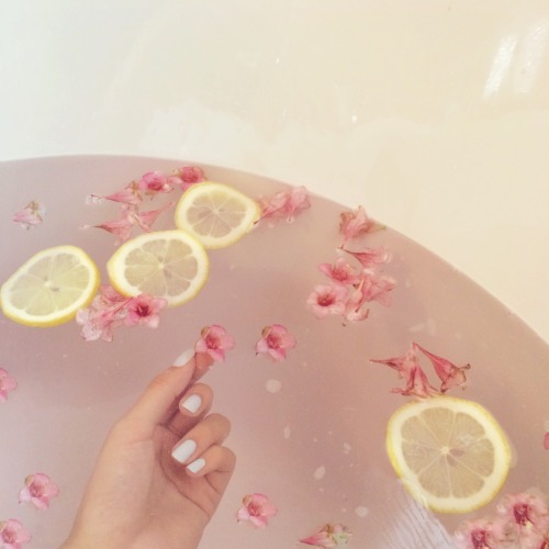 jonhkeats: anyway im in love w. soft shades of pink