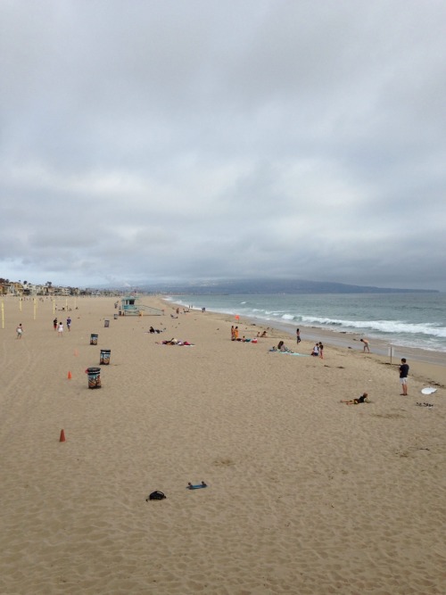 Currently at Manhattan Beach for a business dinner. Man, this beach is so clean and pretty…