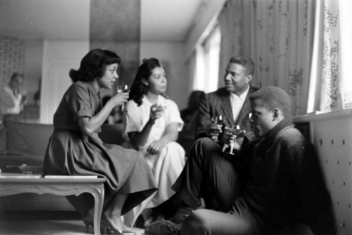 Ossie Davis, Ruby Dee, Sidney Poitier and Juanita Hardy relaxing. New York City, NY (1959)