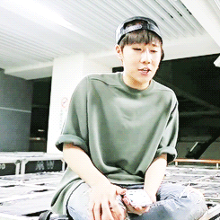 kagomejade:  woohyun-ssi-deactivated20200525:sunggyu singing beauty and a beat  coffeeandchapstick