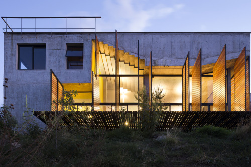 archatlas:  A House in the Brazilian Savanna   Cerrado House by   Vazio S/A  was built at the foothills of Sierra da Moeda, a mountain range in the state of Minas Gerias, Brazil. The three-bedroom house has a rooftop pool and a wide staircase that