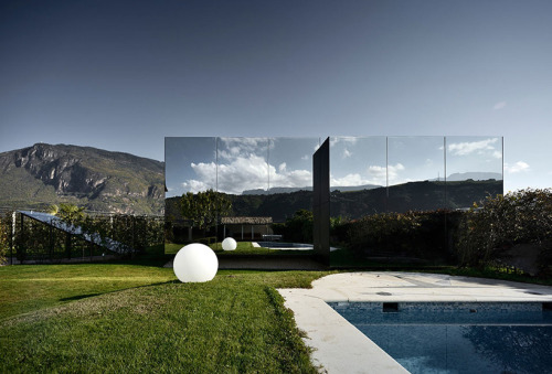 cubebreaker:  Peter Pichler designed these mirrored vacation homes which face westward towards Italy’s Dolomite mountains.