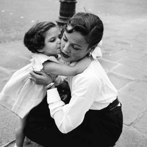 twixnmix: Gene Tierney and her daughter Christina in Paris, September 1951.    Photos by&n