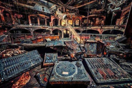 abandonedandurbex:  Abandoned club