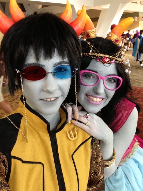 pyropi:Shhh Empress Feferi and Royal Computroller Sollux are totally on a date at Otakon don’t tell 