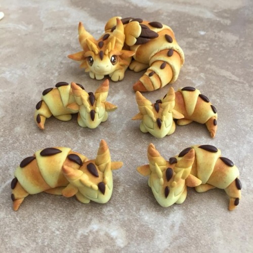 arbitrary-stag: chibidragons:  Baby croissant dragons!!! by Dragons &amp; Beasties Oh wow