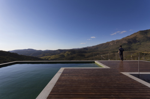 archatlas:  A House in the Brazilian Savanna   Cerrado House by   Vazio S/A  was built at the foothills of Sierra da Moeda, a mountain range in the state of Minas Gerias, Brazil. The three-bedroom house has a rooftop pool and a wide staircase that